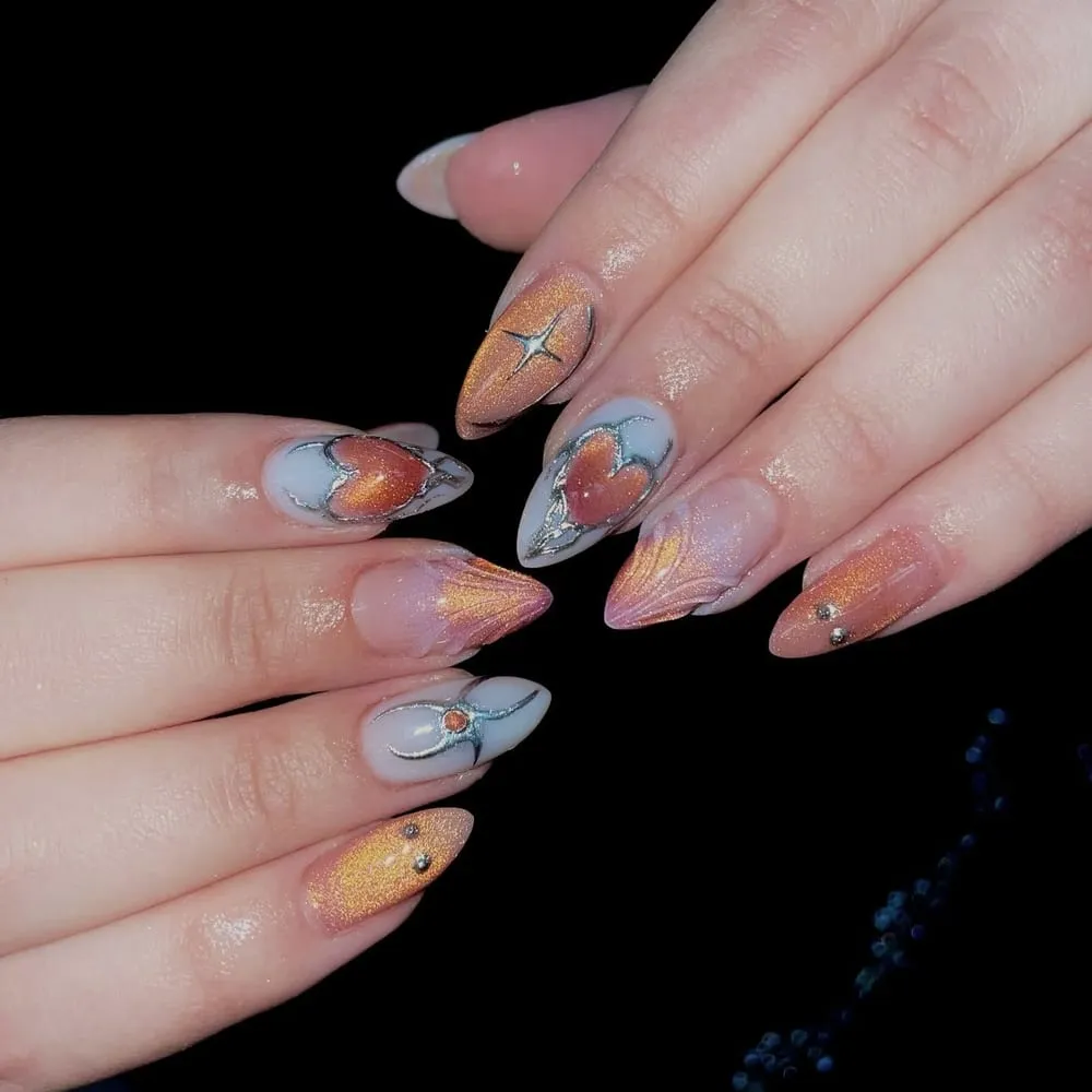 Goldener Cat-Eye-Effekt mit Herzdetails